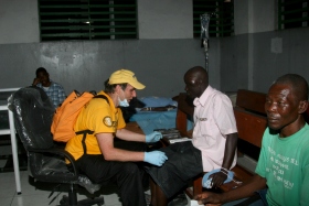 ハイチのポルトープランスの総合病院で患者の世話をするデビッド