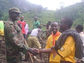 サイエントロジー・ボランティア・ミニスターとしての訓練を受けたケニア・スカウトは、ウガンダのブドゥダ地区で土砂崩れの後の捜索救助活動を助けました。