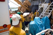 ボランティア・ミニスターは、必需品や他の救援物資が届けられるように手配しました。これには、合衆国からハイチへ100トン以上の必需品を運んだ「ハイチへの救難船」も含まれます。