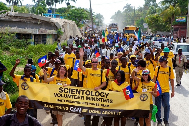 1803年にフランスの圧制と奴隷制からハイチが独立したことを記念する祭日、フラッグ・デイを祝って、カルフーフの近郊ポルトープランスから、レオガン市まで行進する、ハイチや他の国々からやってきたサイエントロジー・ ボランティア・ミニスター。