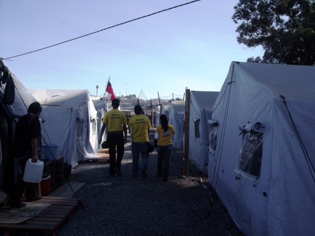 2010年4月、コンセプシオン郡タルカワノの海港都市にある難民キャンプ。