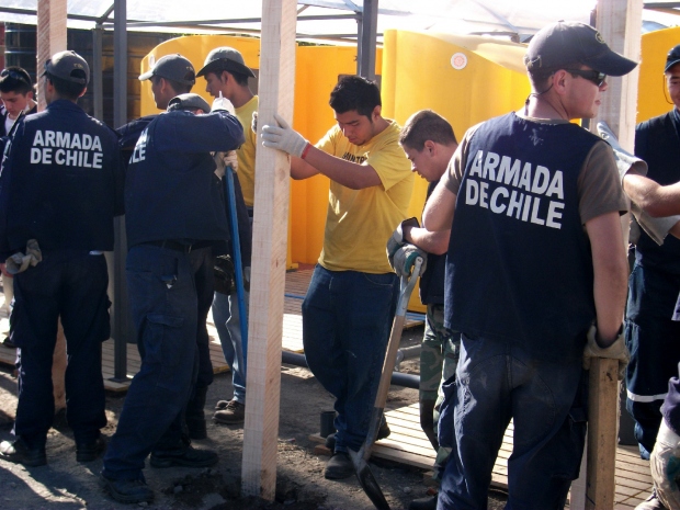 2010年5月、チリ海軍を助けて、恒久的な避難所を建設する。